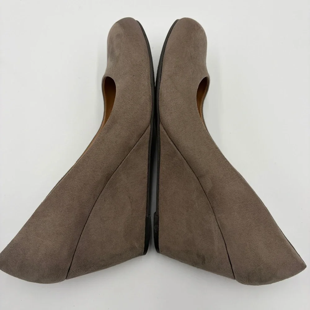 CL by Laundry NNC-007 Taupe Faux Suede Wedge Pumps Womens Size 9 Round Toe Shoes